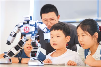 中国朝着科技强国阔步前行（国际论道）