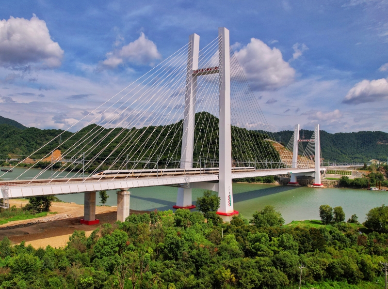 一列动车组列车驶过合杭高铁湖杭段富春江特大桥。  周围  摄.jpeg