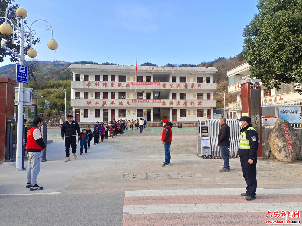 金寨县花石乡：志愿者为“读书郎”撑起安全伞