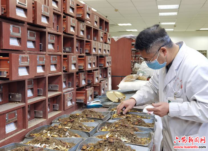 【新时代 新征程 新伟业 —皖西记者走基层】白衣执甲 护佑万家安康——我市医疗卫生部门一线保健康保运转防重症侧记