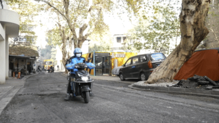 外卖小哥每天午饭高峰不接单！骑车拐进一条条巷子里……