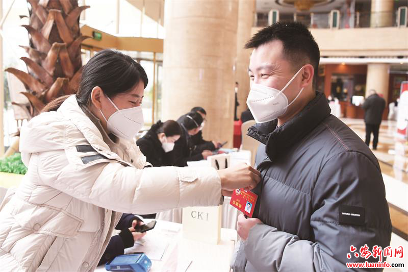 【喜迎“两会”】为民生鼓与呼 为发展献良策——市政协六届二次会议委员报到侧记