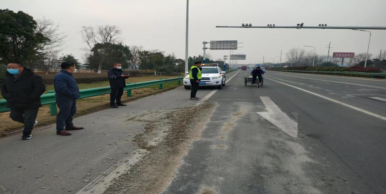 水泥罐车污损公路  交通执法快速查处