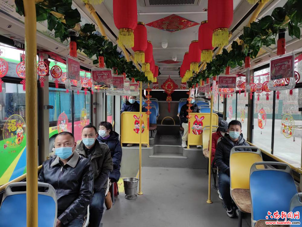六安公交“年味车厢”温馨上线