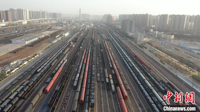 探访中国铁路“心脏”：年货班列运输忙