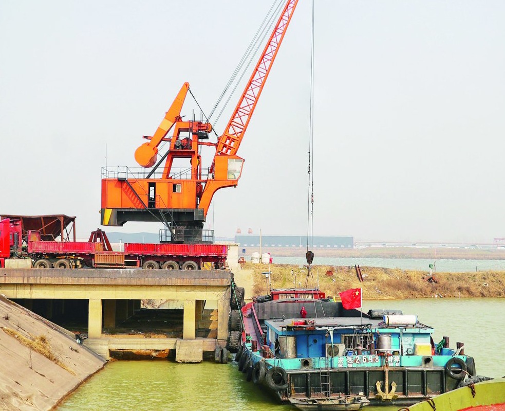 内陆码头货运忙