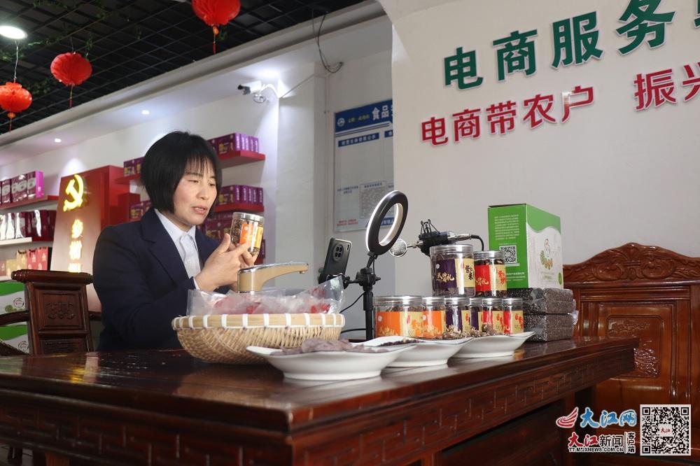 全国人大代表谭新萍：直播带货的村书记 致富路上当“红娘”