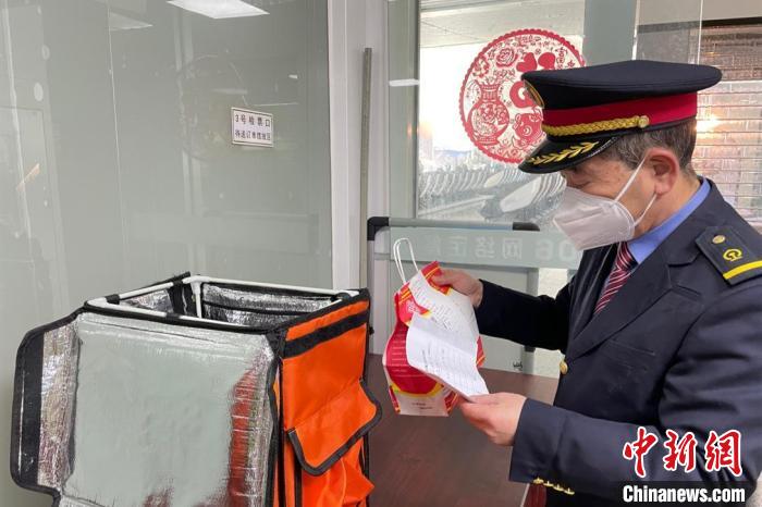 铁路“跑叔”日行三万步 温暖旅客返乡路