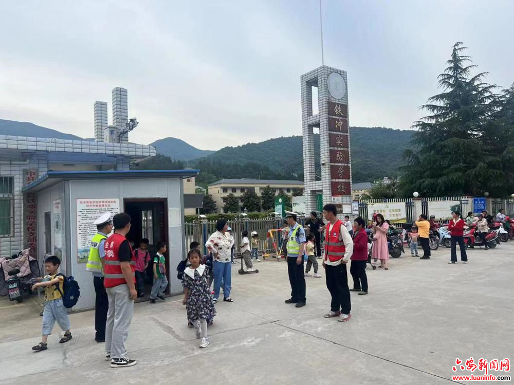 铁冲派出所：扎实开展护学岗工作