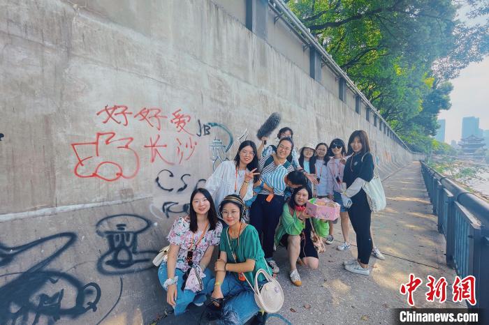 中国年轻人兴起穿街走巷 Citywalk催生文旅消费新时尚