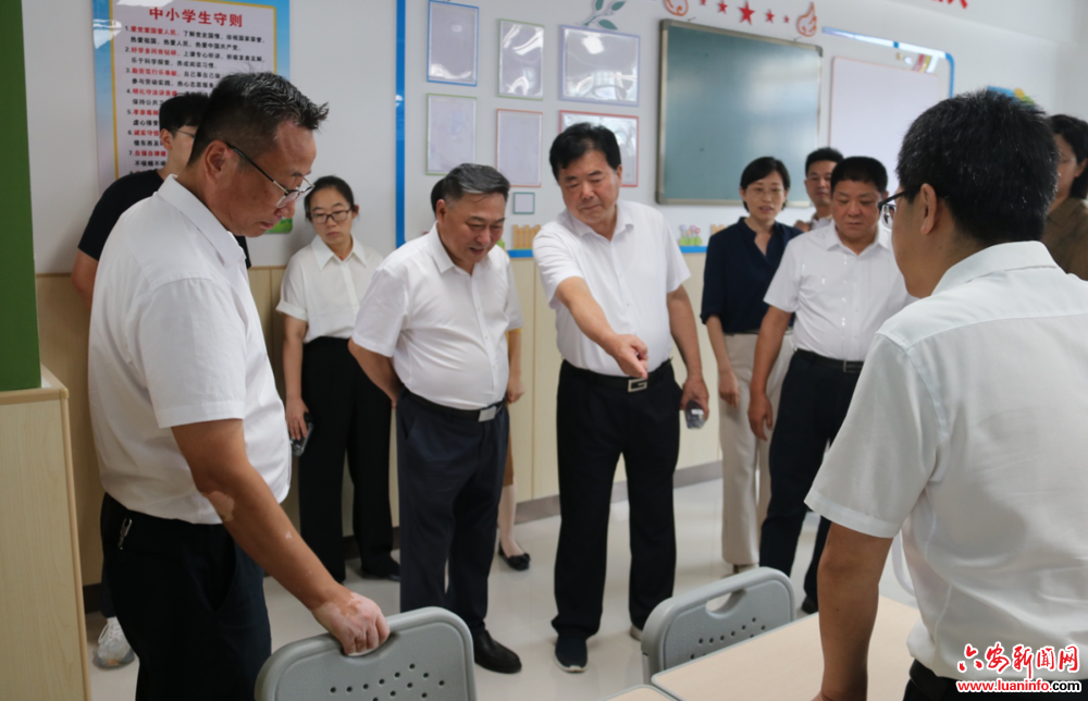 霍山县负责人考察佛子岭镇中心学校新校区