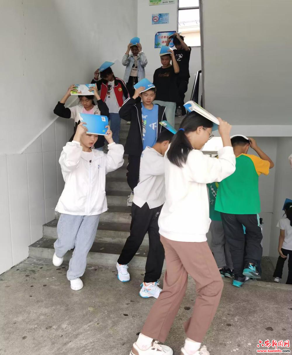 金寨县南溪初级中学举行“9.18”防空防灾紧急疏散演练