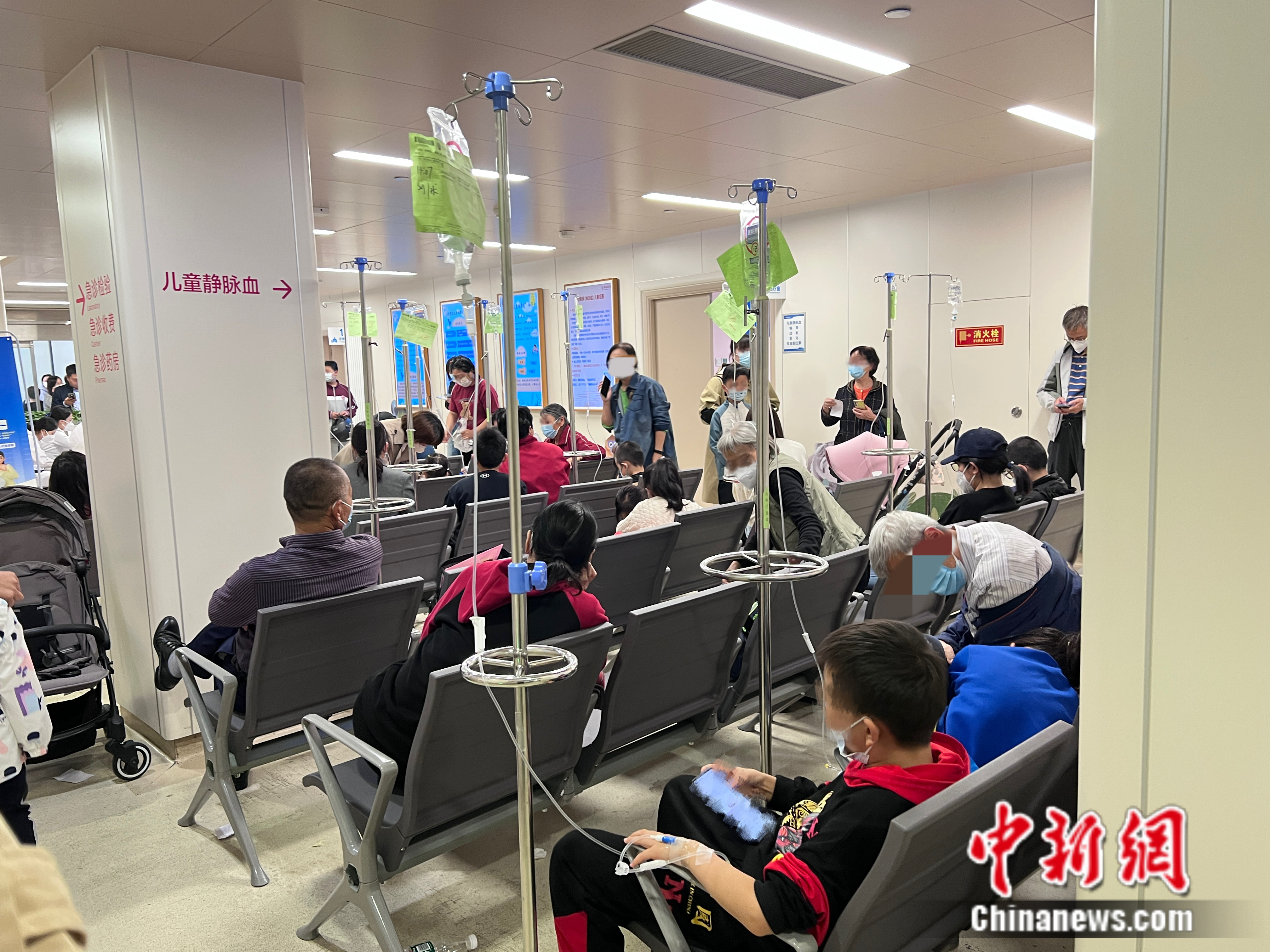 中日友好医院儿科门诊，患儿们在输液。邵萌 摄