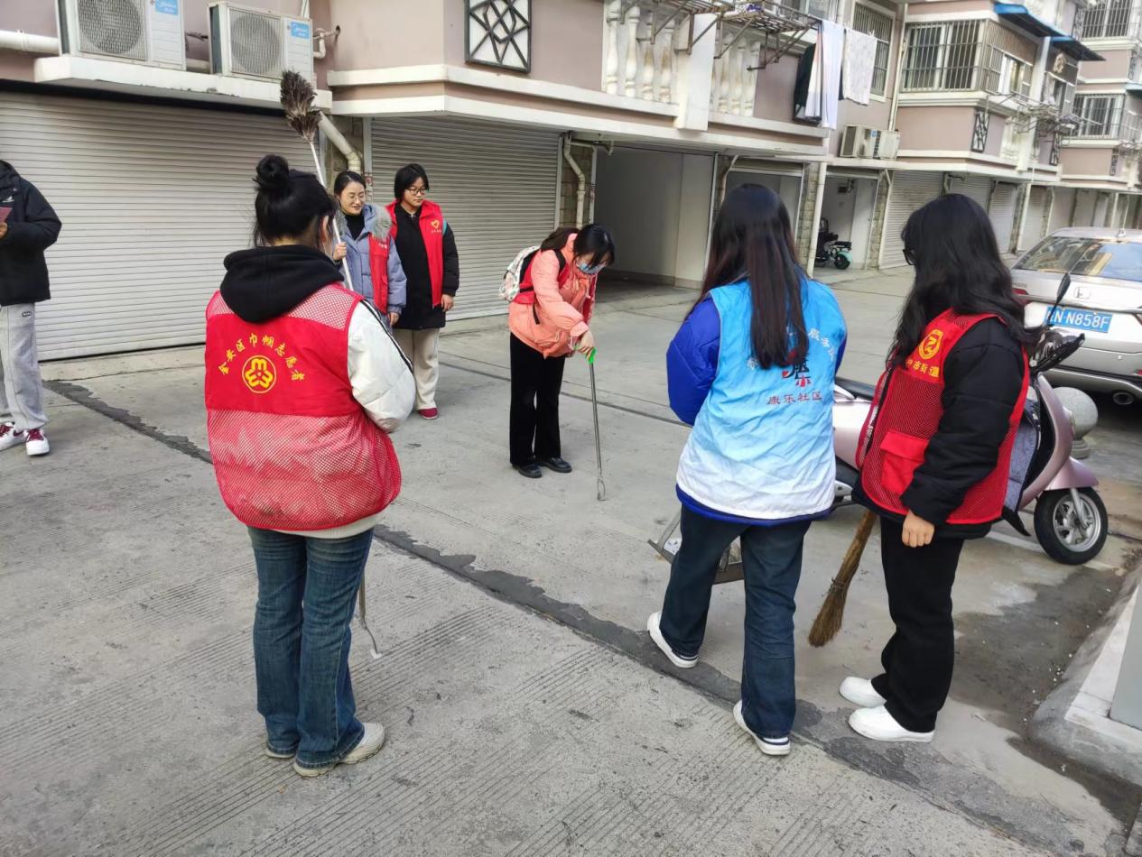 金安区中市街道康乐社区新时代文明实践站：开展“干干净净过大年”活动