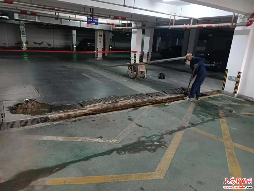 望城街道十里铺社区：下水道堵塞不用愁 社区及时处理解民忧