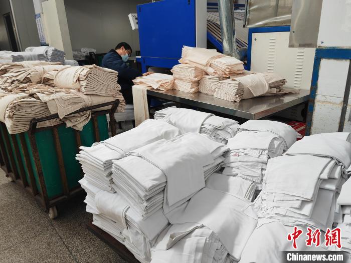 3秒叠床单，春运幕后的铁路洗涤工“神速手”如何练成？