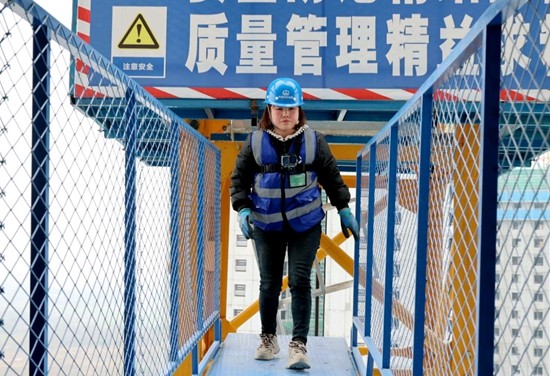 女塔吊司机在高空“起舞”