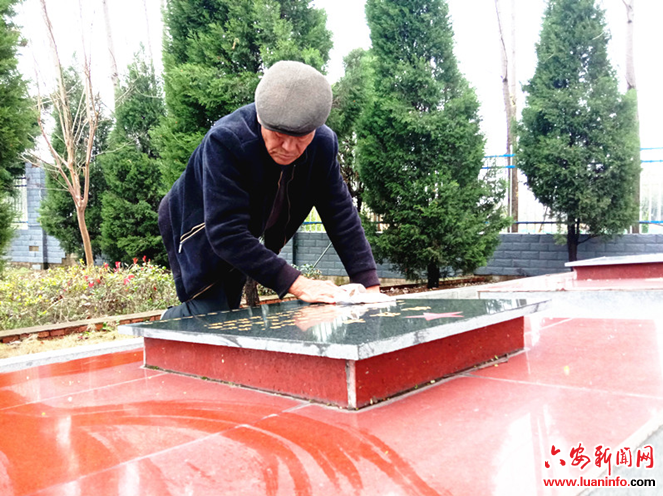 叶集区：耄耋老人64年执着守护烈士墓