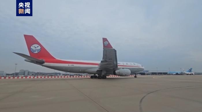 回家啦！大熊猫“福宝”搭乘包机起飞回国