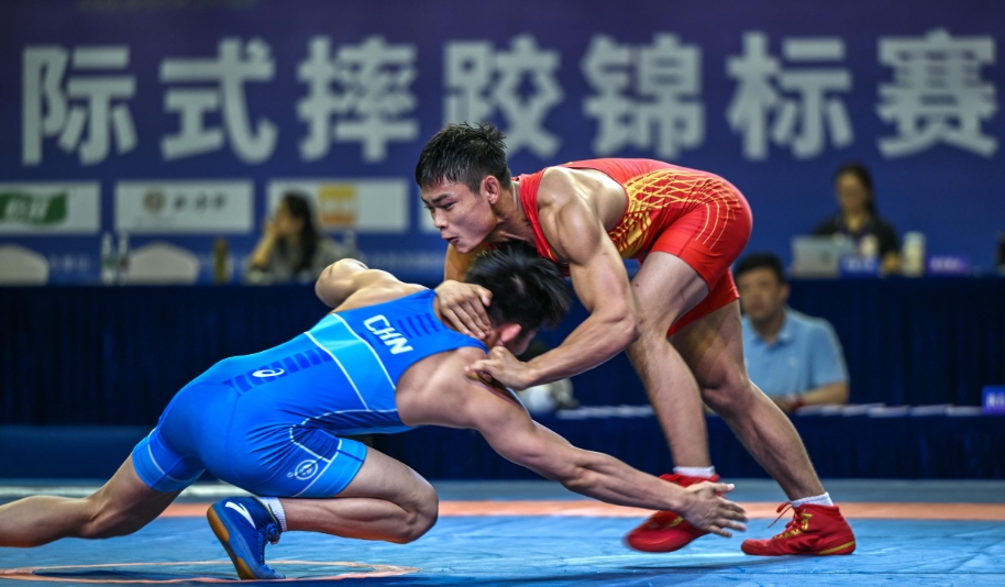 后空翻庆祝夺冠！2024年全国国际式摔跤锦标赛今日决出4个冠军