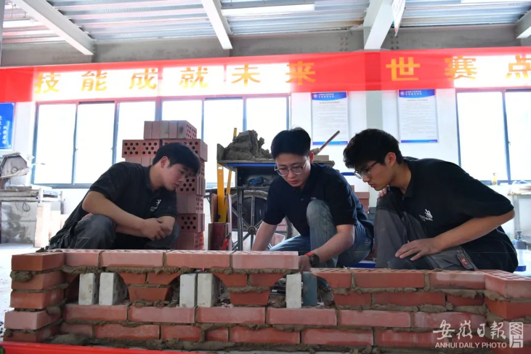 5年10万块砖！这个阜阳小伙靠搬砖砌墙走向世界