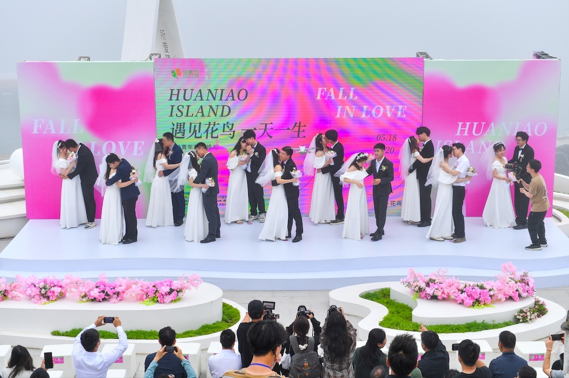 在远东第一灯塔见证下，他们的集体婚礼浪漫上演