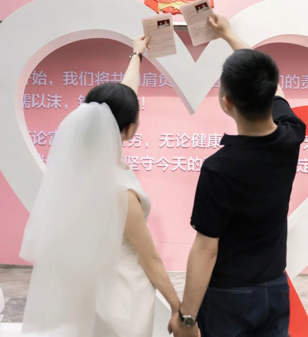 【倡导文明婚俗】金寨县开展“婚姻登记+公证证婚”集体颁证