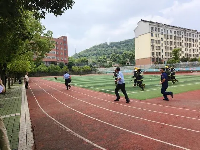 安徽这名60岁保安被新华社点赞！