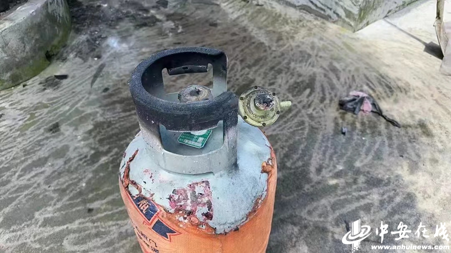 民警徒手拎出滚烫的煤气罐