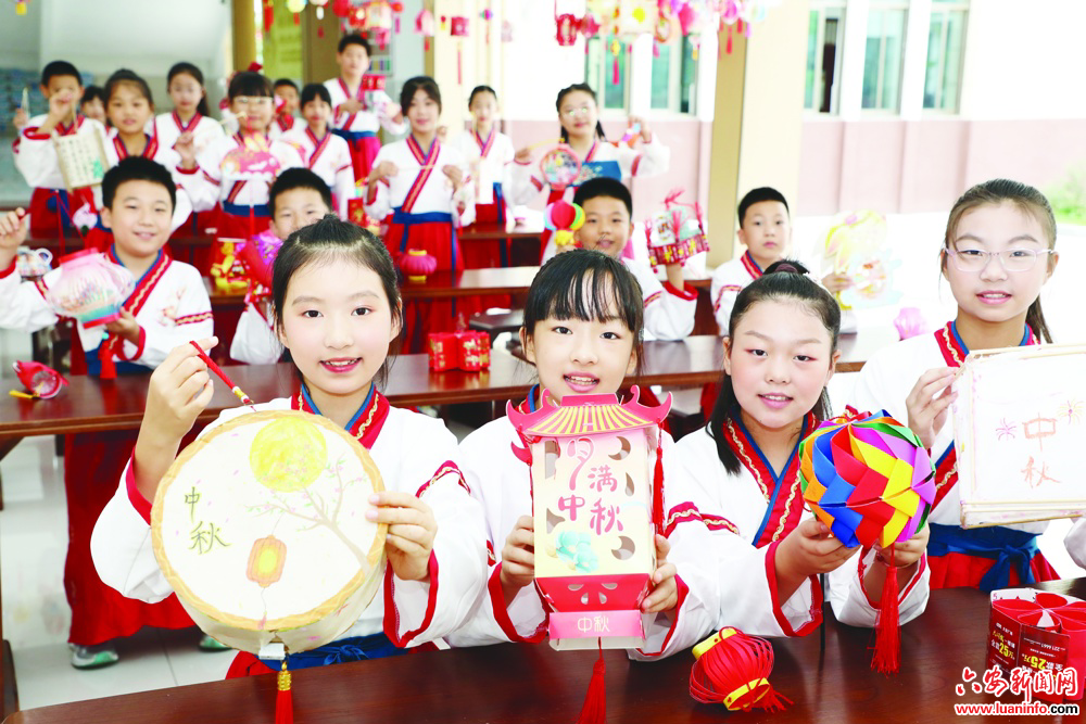 【我们的节日·中秋】变废为宝做花灯传承文化迎中秋