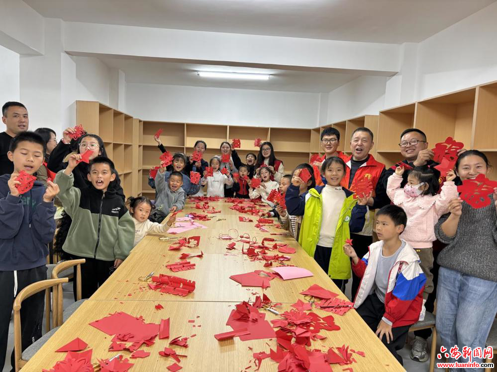 剪纸课堂进社区，非遗文化润童心