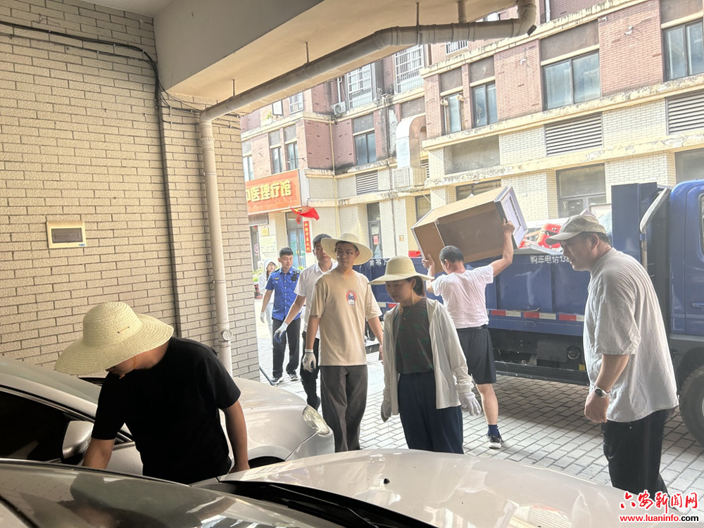 金寨县梅山镇红源社区：38℃热浪中的“清道战”，汗水浇灌文明街巷