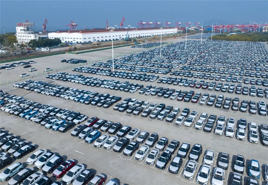 即将出口海外的奇瑞汽车整齐地停放在芜湖港朱家桥港区国际集装箱码头的货场上。（资料图片）本报通讯员 肖本祥 摄