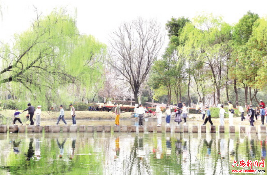 公园海绵化 春光伴游人