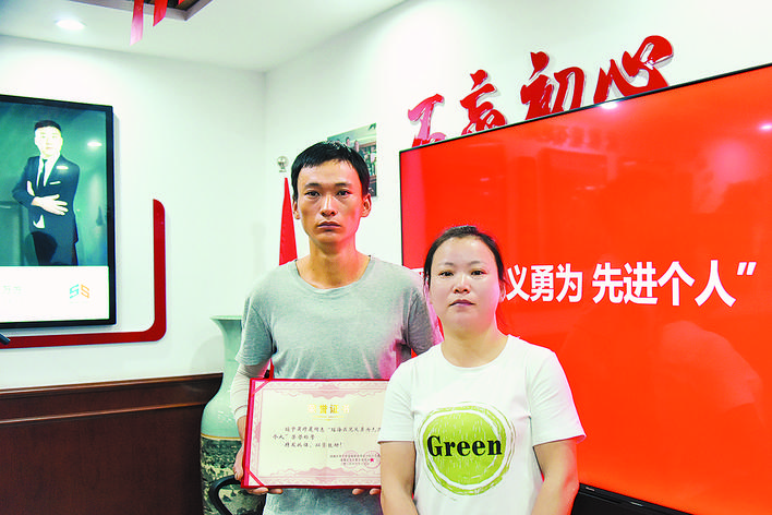 聋哑小哥勇救落水女孩后默默离开现场