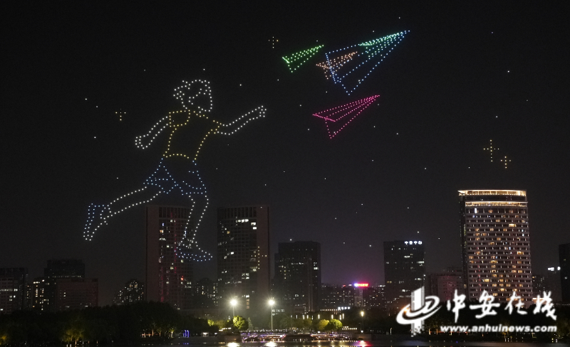 科大讯飞在合肥天鹅湖上演1024架无人机表演