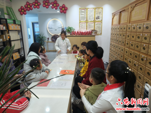 西市街道草市社区：“草药医芳华 亲子赴春约”亲子活动