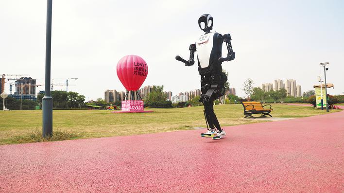 人形机器人“夸父”在合肥户外开跑