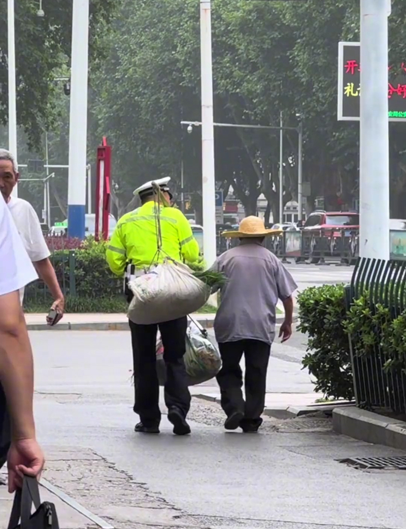 "扁担交警"帮九旬老人挑担