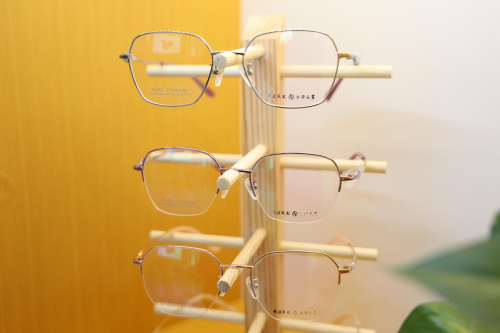 老花镜怎么选质量好的？超视立以专业打造高质量老花镜