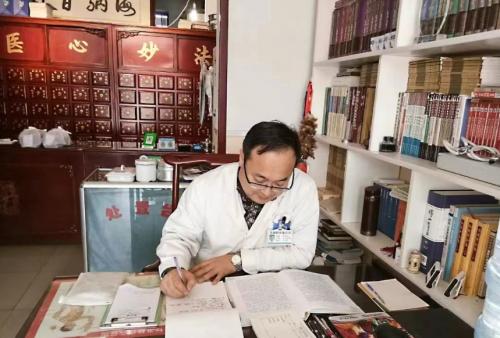 郝院长仁心疗愈病苦，创新拓展中医服务新境界