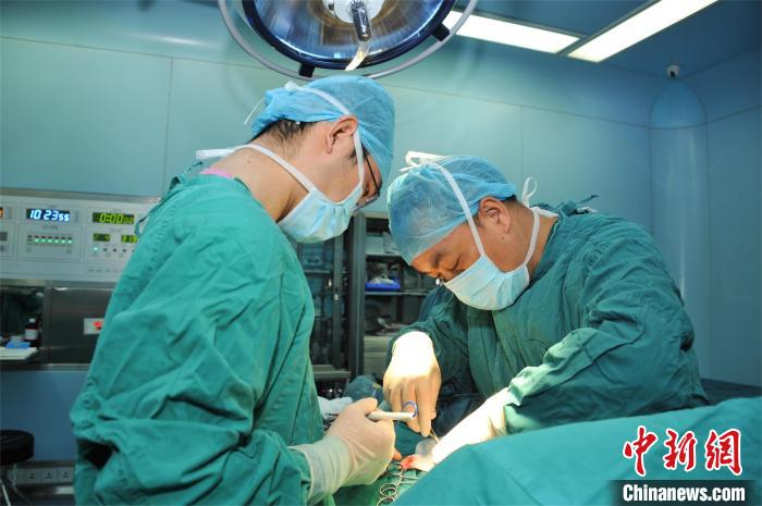 5岁半女孩患罕见遗传病 母亲捐肝救女