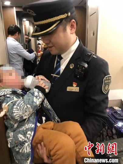 两岁幼童列车上突然抽搐 铁路工作人员携手医生旅客共救治