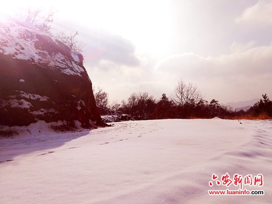 霍山：最爱东山晴后雪，软红光里涌银山