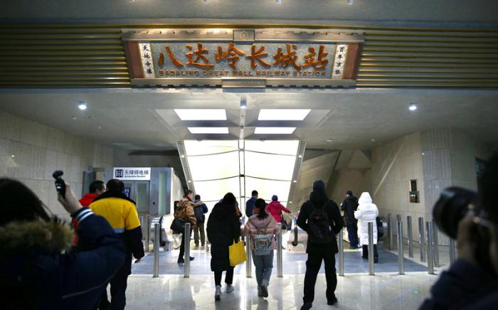 探访京张高铁八达岭长城站：82米长扶梯成网红打卡地