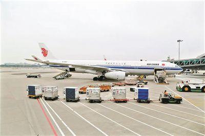 他在停机坪开“小火车” 春运一线奋战十八载