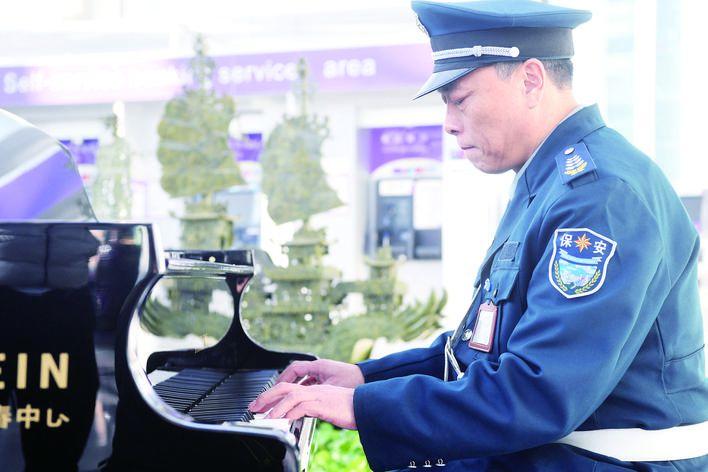 54岁“钢琴保安”一曲成网红：不能一天没有音乐