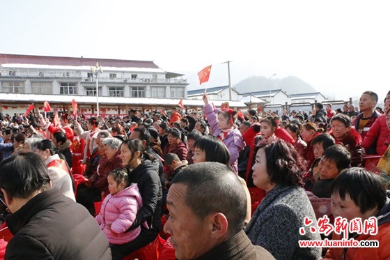 金寨县油坊店乡新年首场“乡村春晚”唱响幸福年