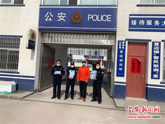 霍邱小兰花艺术团为防控一线警察赠送口罩