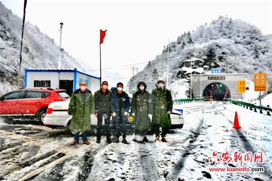 致敬！风雪中坚守在"疫线"的逆行者